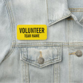 Gelbes Volunteer-Abzeichen mit benutzerdefinierten Namensschild (Beispiel)