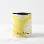 Gelbes weißes Blumenmonogramm-Muster Tasse (Zentrum)