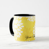 Gelbes weißes Blumenmonogramm-Muster Tasse (Vorderseite Links)