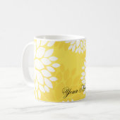 Gelbes weißes Blumenmonogramm-Muster Tasse (Vorderseite Links)
