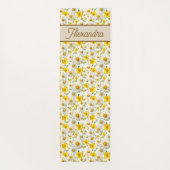 Gelbes Wildblumenmuster-Monogramm-Name Yogamatte (Rückseite)