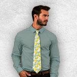 Gelbes Zitronenmuster aus gelben Wasserfarben Weiß Krawatte<br><div class="desc">Unser gelbes Zitronenbaummuster im Nackenholzdesign zeichnet sich durch ein Set aus,  das auf einem cremefarbenen Hintergrund ein Zitronenbaummuster im Wasser aufweist. Es ist ein lustiges,  frisches,  sommerlich gelbes und grünes Design perfekt für eine Sommerhochzeit oder ein Abendessen! #Lemons #Citrus #Summer</div>