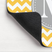 Gelbgelbes Zickzack Muster Grau Monogramm Mousepad (Ecke)