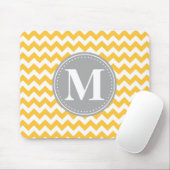 Gelbgelbes Zickzack Muster Grau Monogramm Mousepad (Mit Mouse)
