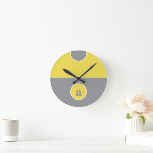 Gelbgraues Monogramm Runde Wanduhr (Zuhause)