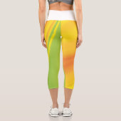 Gelbgrüne Farbe mit Hintergrund Capri Leggings (Rückseite)
