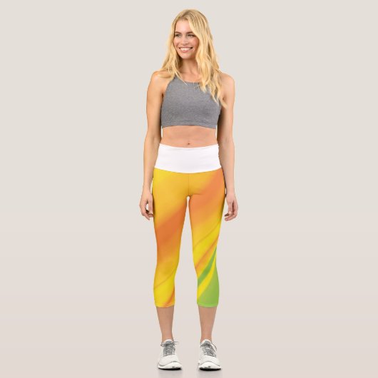 Gelbgrüne Farbe mit Hintergrund Capri Leggings (Vorderseite)