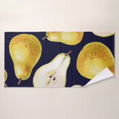 Gelbgrüne ganze reife Birne auf schwarzem Hintergr Badehandtuch (Badehandtuch)