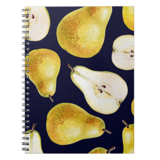 Gelbgrüne ganze reife Birne auf schwarzem Hintergr Notizblock