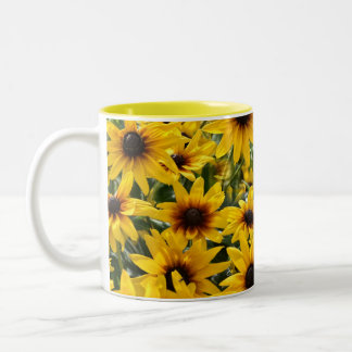 Gelbliche Blumenfeld-Zweifarben-Tasse Zweifarbige Tasse