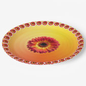 Gelborange Gradient Rote Gerbera-Halbmuster Pappteller (Schrägansicht)