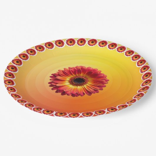 Gelborange Gradient Rote Gerbera-Halbmuster Pappteller (Schrägansicht)
