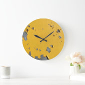 Gelbrisches Metall: schmutzige Textur. Große Wanduhr (Zuhause)