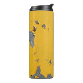 Gelbrisches Metall: schmutzige Textur. Thermosbecher (Nach links gedreht)