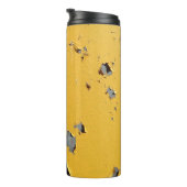 Gelbrisches Metall: schmutzige Textur. Thermosbecher (Nach rechts gedreht)