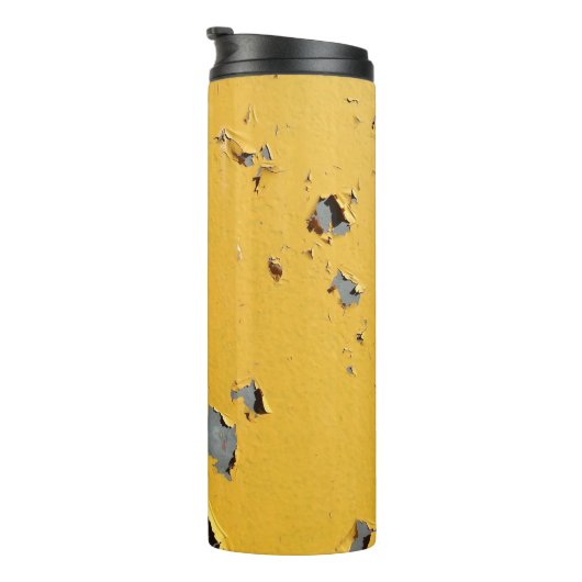 Gelbrisches Metall: schmutzige Textur. Thermosbecher (Nach rechts gedreht)