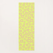 Gelbrosa Herzmuster mit Namen und Anfangsbuchstabe Yogamatte (Rückseite)