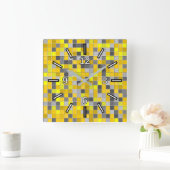 Gelbs und Grau deckten Quadrat-Muster mit Ziegeln Quadratische Wanduhr (Zuhause)