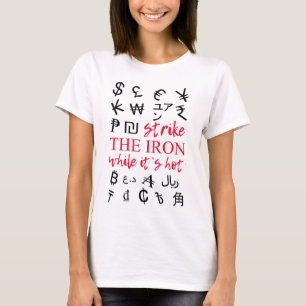Geldsymbole Schlagen das Eisen lustig cool T-Shirt