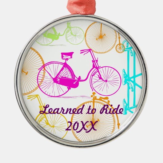 Gelernt zum Fahrradschenke und Jahr Silbernes Ornament (Vorne)