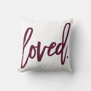 Geliebt. Burgund Modern Trendige Script-Typografie Kissen
