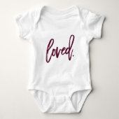 Geliebt. Burgundy Modern Trendy Script Typografie Baby Strampler (Vorderseite)