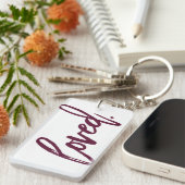 Geliebt. Burgundy Modern Trendy Script Typografie Schlüsselanhänger (Vorderseite rechts)