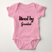 Geliebt durch Grandad-Geschenk Baby Strampler (Vorderseite)