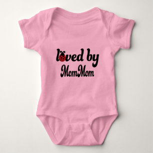 Geliebt durch Mommom Geschenk Baby Strampler