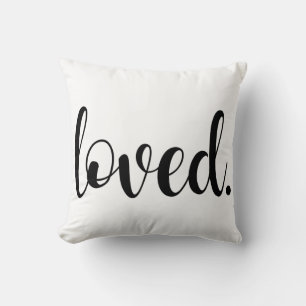 Geliebt. Moderne trendige Skript-Typografie Kissen