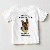 Geliebt u. durch einen Schäferhund geschützt Baby T-shirt (Vorderseite)
