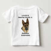 Geliebt u. durch einen Schäferhund geschützt Baby T-shirt (Rückseite)