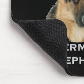 Geliebt u. durch einen Schäferhund geschützt Mousepad (Ecke)