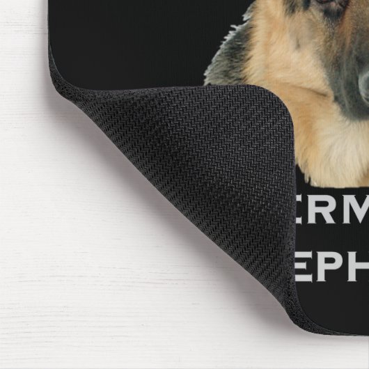 Geliebt u. durch einen Schäferhund geschützt Mousepad (Ecke)