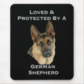 Geliebt u. durch einen Schäferhund geschützt Mousepad (Vorne)