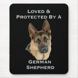 Geliebt u. durch einen Schäferhund geschützt Mousepad