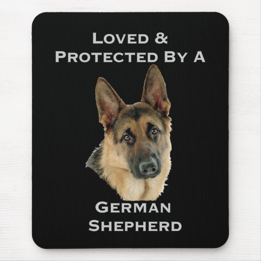 Geliebt u. durch einen Schäferhund geschützt Mousepad (Vorne)