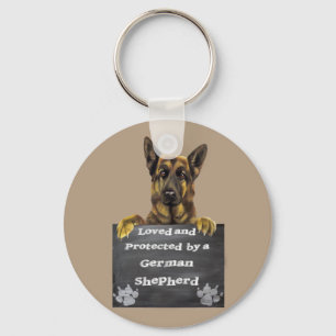 Geliebt und durch einen Schäferhund geschützt Schlüsselanhänger