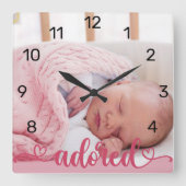 Geliebtes Baby-Mädchen-Foto Rosa Kinderzimmer Quadratische Wanduhr (Vorderseite)