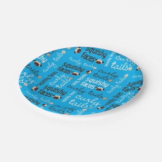 Gelockte Schwanz-Squishy Gesichts-Mops-Party Pappteller (Schrägansicht)