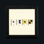 Gemälde von vier Flaggen mit Segeltuch, unter der  Geschenkbox<br><div class="desc">Dieses Gemälde ist nicht so subtil,  um die Meere zu besichtigen,  es enthält vier Flaggen mit dem Wort "Segel",  das unter ihnen geschrieben steht. Fühlen Sie den Ruf des Ozeans? Ein perfektes Geschenk für den besonderen jemanden,  den Sie gewollt haben,  um eine Kreuzfahrt mit Ihnen zu nehmen!</div>