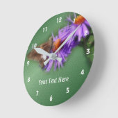 Gemäldete Lady Butterfly auf Aster-Blume Runde Wanduhr (Winkel)