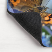 Gemäldete Lady Butterfly auf einem Blue Hydrangea Mousepad (Ecke)