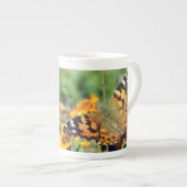 Gemäldete Lady Butterfly auf Zinnia-Tasse Porzellantasse (Vorderseite Rechts)