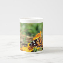 Gemäldete Lady Butterfly auf Zinnia-Tasse