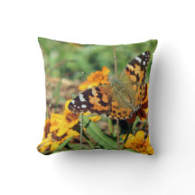 Gemäldete Lady Butterfly auf Zinnia Throw Kissen