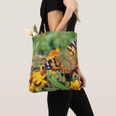 Gemäldete Lady Butterfly auf Zinnia Tote Bag Tasche (Von Nahem)