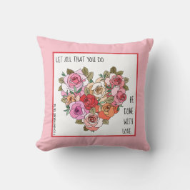 Gemalte Blume w Verse aus 1 Korinthen 16:14 Kissen