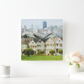 Gemalte Damen, viktorianische Häuser und Skyline Quadratische Wanduhr (Zuhause)