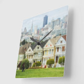 Gemalte Damen, viktorianische Häuser und Skyline Quadratische Wanduhr (Winkel)